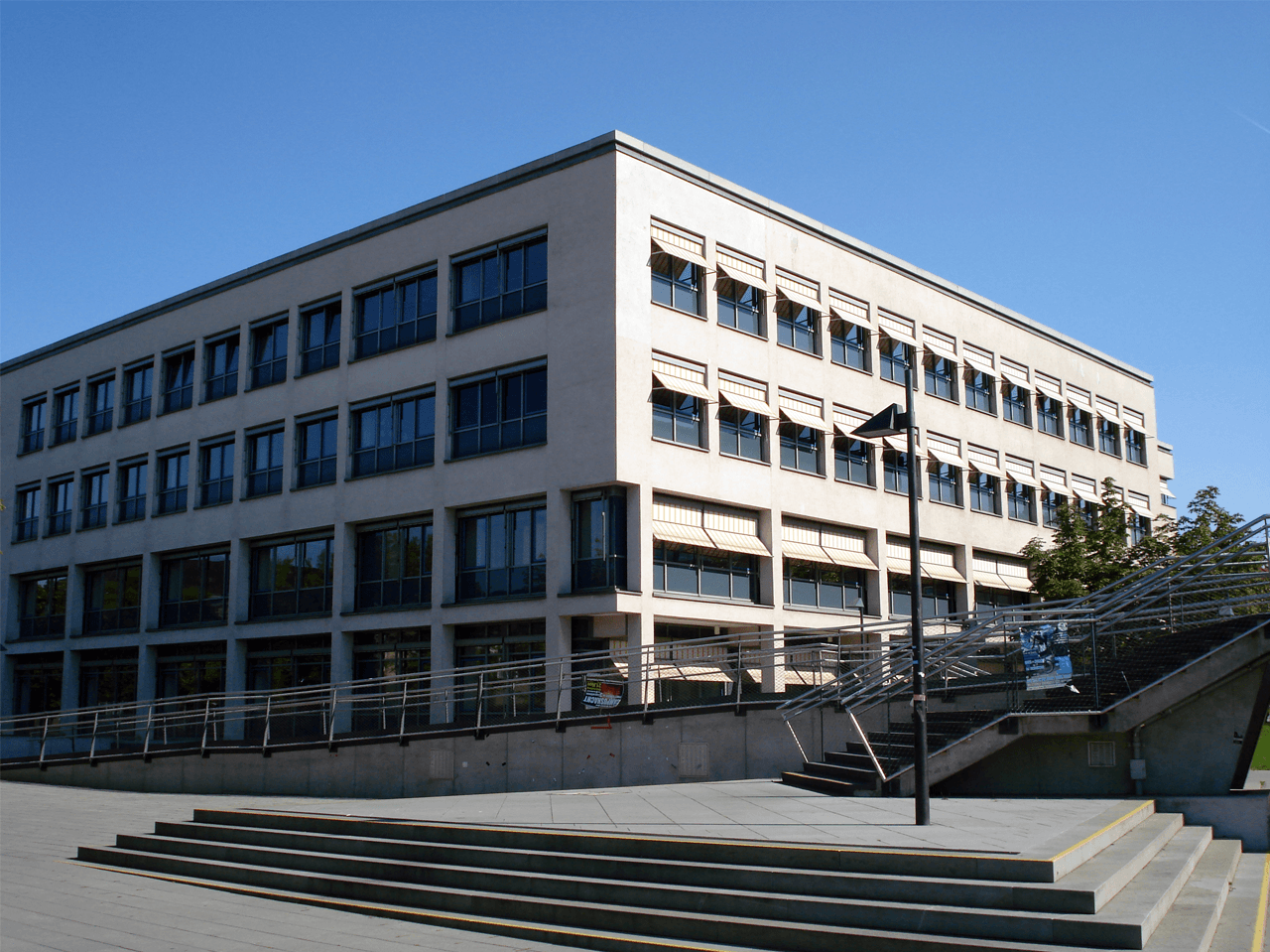 Juristische Fakultät, Von-Gerber-Bau; Kay Körner from Dresden Seevortstadt/Großer Garten, CC BY 2.5