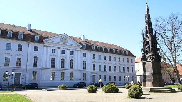 Hauptgebäude der Universität Greifswald, Altstadt-Campus - Jura gibt's in Mecklenburg-Vorpommern aktuell nur noch hier