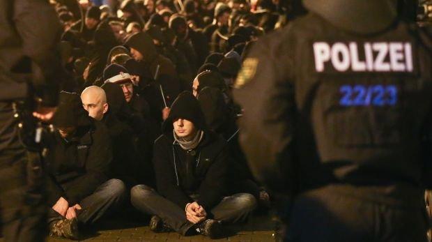 Rechtsradikale werden am 11.01.2016 im Stadtteil Connewitz in Leipzig (Sachsen) von der Polizei festgehalten.