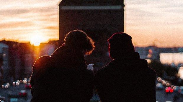 Zwei junge Menschen schauen aufs Kröpeliner Tor in Rostock, Mecklenburg-Vorpommern