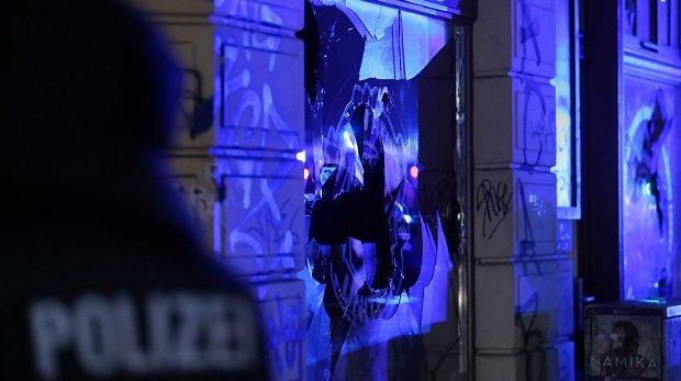 Zerstörte Fensterscheiben im Stadtteil Connewitz in Leipzig (Sachsen) nach Randale von rund 250 vermummten Personen