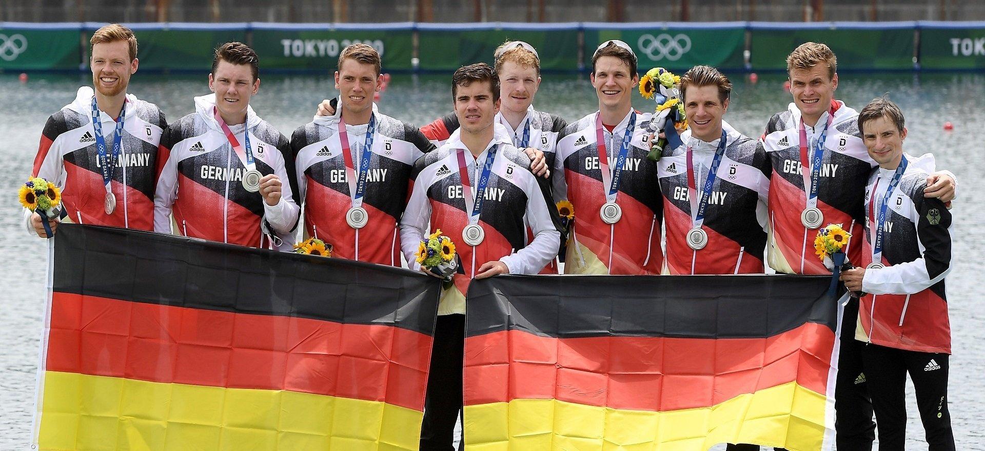 Die Ruderer des Deutschland-Achters nach der Siegerehrung bei Olympia 2020. Martin Sauer ganz rechts.